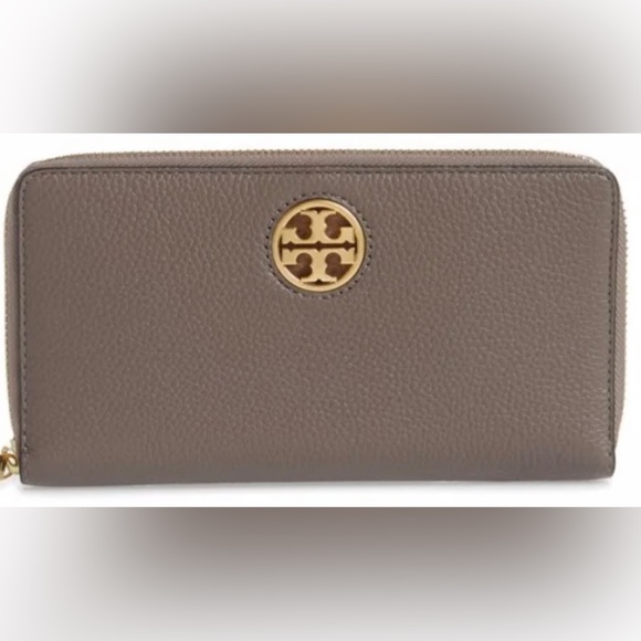 Tory Burch Handbags - Tory Burch Carson Continental Wallet